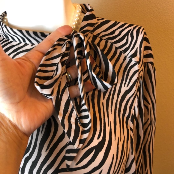 🛍Noir  Animal Print Front Tie Blouse - Picture 3 of 7